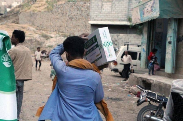 KSrelief distributed 3,285 cartons of dates to the most needy families and the displaced people in Lahij and Taiz Governorates.