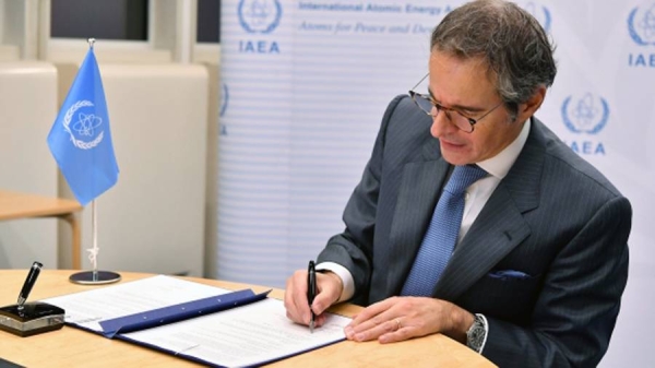 IAEA Director General Rafael Mariano Grossi signs a Memorandum of Understanding with International Energy Agency Executive Director Fatih Birol during an online event on Nov. 30, 2020. — courtesy IAEA