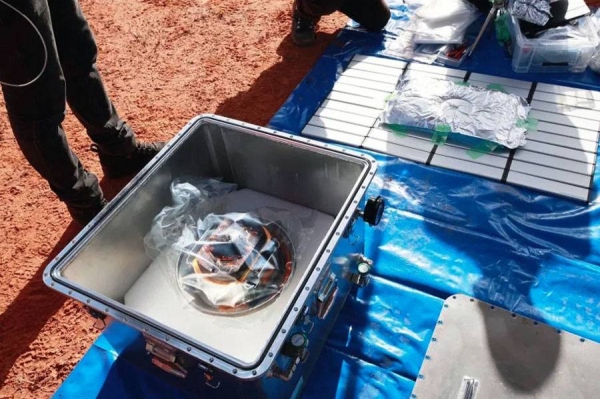 A capsule dropped by Hayabusa2 is collected in the Australian outback.
