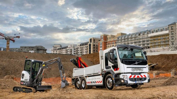 Launching a new generation of zero exhaust emissions products, leading French contractor Eiffage has taken delivery of an all-electric Volvo FE Electric truck and a Volvo ECR25 Electric compact excavator — becoming the first recipient of the products in France.
