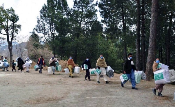 KSrelief distributed on Sunday 400 winter bags in Dar Mia village, in Swat District, Khyber Pakhtunkhwa, Pakistan.