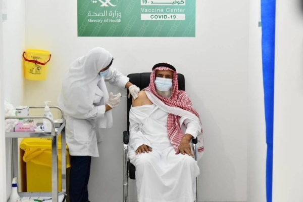 Okaz/Saudi Gazette monitored the vaccination campaign, which started at a designated site in the passenger lounge at the southern terminal of King Abdulaziz International Airport (KAIA) in Jeddah. A Saudi citizen, who is in his 60s, received the first vaccine shot. The health practitioners from the Ministry of Health administered vaccine doses to those who have registered for it through the ministry’s Sehhaty (My Health) platform. — SPA photos
