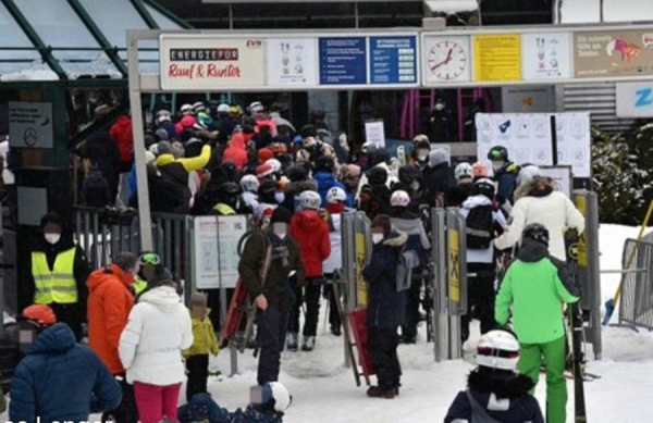 Crowds at an Austrian ski resort stresses the lack of respect for rules on distancing during the Christmas rush. — courtesy Twitter