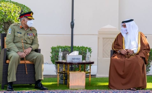 Bahrain's Crown Prince Salman bin Hamad Al Khalifa bestowed on Thursday the Bahrain Order (First Class) on Pakistani army chief Gen. Qamar Javed Bajwa or making significant contributions to defense cooperation between Bahrain and Pakistan. — BNA photos