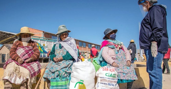 A World Food Program (WFP) representative in Bolivia talks to Uru-Murato indigenous women about COVID-19 awareness and healthy nutrition practices. — courtesy WFP/Morelia Eróstegui