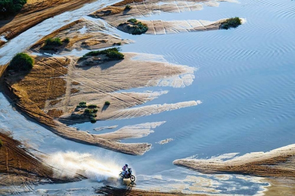 Frenchman Stéphane Peterhansel gained the ninth stage victory, which is his first this year and, in the process, also opened up a gap in the general standings.