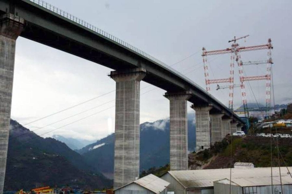 World's highest Railway bridge over Chenab River under construction. The bridge is part of Udhampur-Srinagar-Baramulla railway line project in Jammu and Kashmir. — courtesy photo