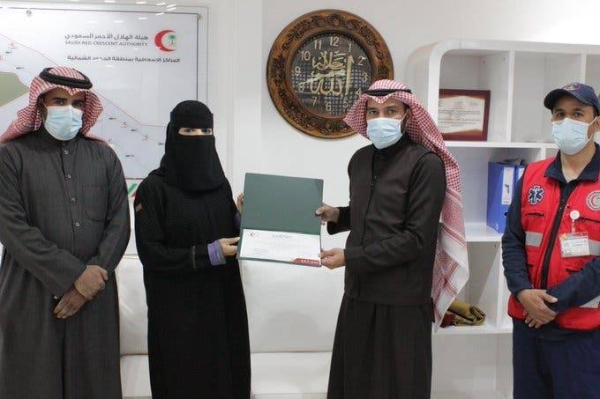 A branch of the Saudi Red Crescent Authority in the Northern Borders region recently honored Abeer Al-Anzi, a Saudi nurse, who saved the life of a neighbor by attending her delivery at home. — Courtesy photo