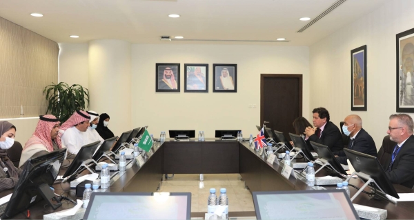 Saudi Arabia’s anti-graft authority chief Mazin Bin Ibrahim Al-Kahmous met here on Tuesday British Ambassador to the Kingdom Neil Crompton and his accompanying delegation. 