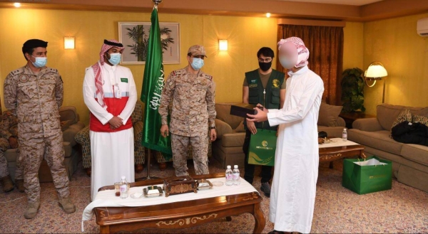 The Joint Forces Command of the Arab Coalition, represented by the Child Protection Unit, handed over a Yemeni minor, who had participated in combat operations using weapons, to the representative of the legitimate Yemeni government.