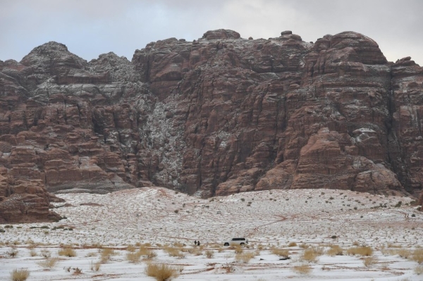 Heavy snowfall and gales, which swept many parts of the Middle East region, blanketed the northwestern Tabuk region early Thursday, creating some amazing scenery.