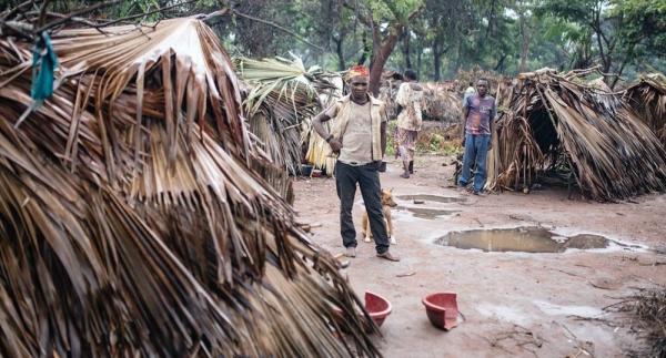 Internally displaced persons, including children, collect water from a broken water main in Uvira, South Kivu, DRC. Waterborne diseases such as cholera are a major threat to displaced populations. — courtesy UNICEF/Patrick Brown