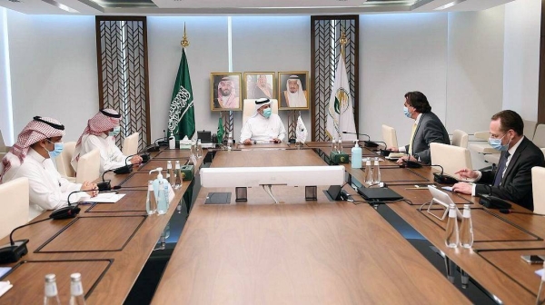 Supervisor General of King Salman Humanitarian Aid and Relief Center (KSrelief) Dr. Abdullah Al Rabeeah met here Tuesday with the Resident Coordinator for Yemen William David Gressly.