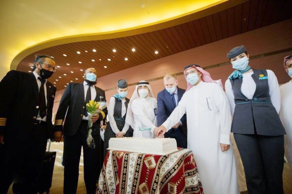 Airport director Eng. Abdulwahab Bokhari (left) receives flynas CEO Mr. Bandar Almohanna (Right) with flowers in AlUla International Airport.