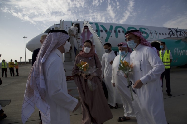 Airport director Eng. Abdulwahab Bokhari (left) receives flynas CEO Mr. Bandar Almohanna (Right) with flowers in AlUla International Airport.