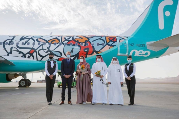 Airport director Eng. Abdulwahab Bokhari (left) receives flynas CEO Mr. Bandar Almohanna (Right) with flowers in AlUla International Airport.