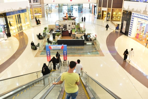 Riyadh emir emphasizes use of QR codes to monitor
market crowd, orders arrest of quarantine violators