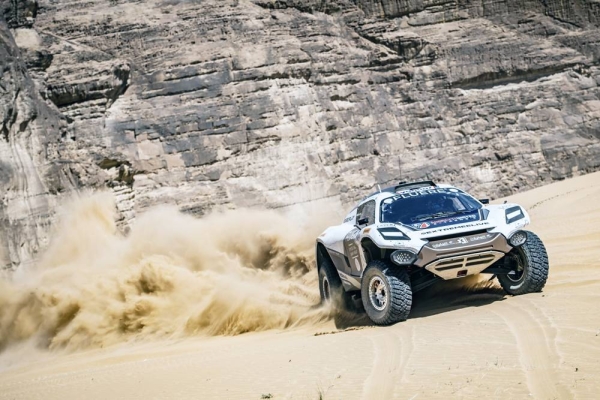 Dazzling desert duel as Extreme E gets off to spectacular start in Saudi Arabia