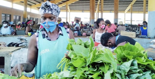 Traders at this market in Luanda, Angola, have adopted measures to keep themselves safe during the COVID-19 pandemic. — courtesy FAO/ C. Marinheiro