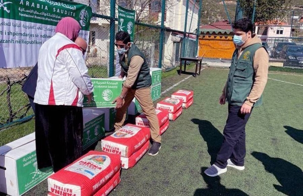 KSrelief distributed on Monday 5,650 packs of dates to displaced and affected families in Aden, Dhale and Abyan governorates, Yemen.
