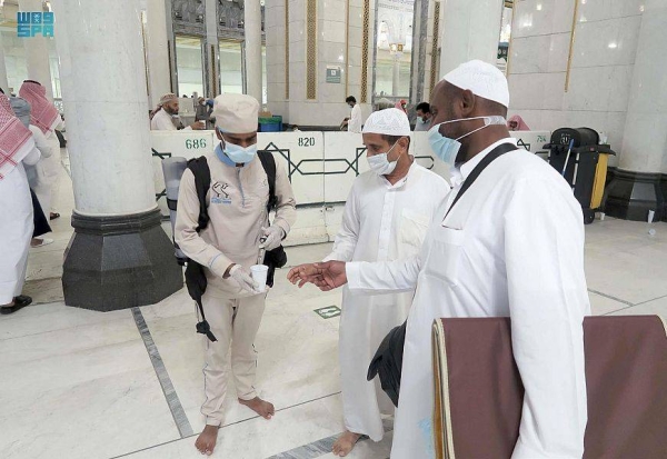 200,000 bottles of Zamzam water being distributed daily at Grand Mosque