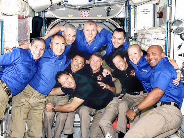 
A group of astronauts, including Soichi Noguchi (2nd from front L) and Akihiko Hoshide (3rd), pose for a photograph aboard the International Space Station. (From Soichi Noguchi's Twitter account) — courtesy Kyodo