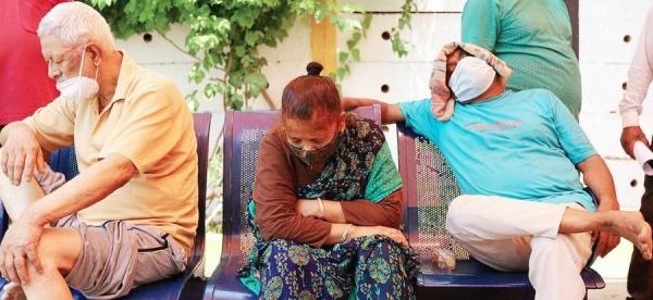 COVID-19 patients with breathing difficulties wait to receive life-saving oxygen at a place of worship in Ghaziabad, India. — courtesy UNICEF/Amarjeet Singh