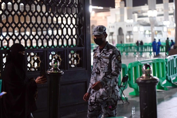 Security men exert distinctive efforts in providing humanitarian services at the Grand Mosque