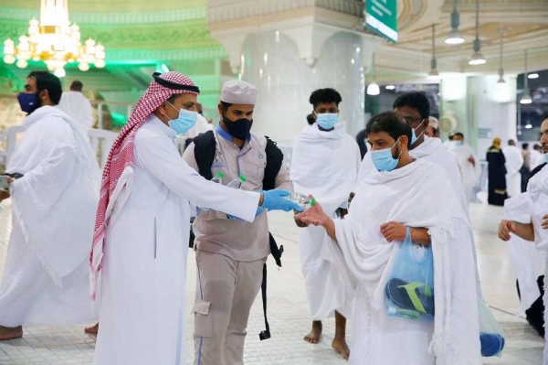 The General Presidency for the Affairs of the Two Holy Mosques, on the night of Ramadan 27, distributed more than 200,000 Zamzam water bottles to Umrah performers and worshippers at the Grand Mosque. 