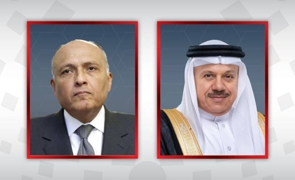 Foreign Minister Dr. Abdullatif Bin Rashid Al-Zayani, right, is seen with his Egyptian counterpart Sameh Shoukry in this file combination picture. — BNA photo