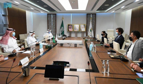 Supervisor General of the King Salman Humanitarian Aid and Relief Center (KSrelief) Abdullah Al-Rabeeah met on Thursday with a delegation of the Center for Humanitarian Dialogue.