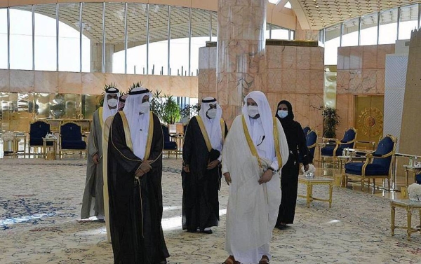 Shoura Council’s Speaker Sheikh Dr. Abdullah Bin Ibrahim Al-Sheikh welcomed the Speaker of the Federal National Council of the United Arab Emirates Saqr Ghubash in Riyadh on Sunday. 