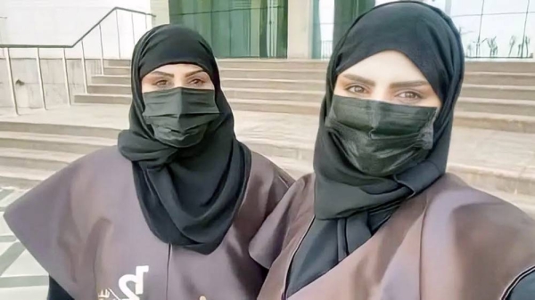 Saudi mother Eidah Al-Rasheedi and daughter Areej, both donning the graduation gown, pass out with a bachelor’s degree from Shaqra University Friday.