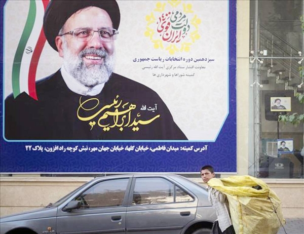 Candidates in the the Iran elections are campaigning by using posters and large murals in the streets.