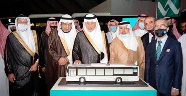 Prince Khalid Al-Faisal, advisor to the Custodian of the Two Holy Mosques, governor of Makkah Region, inaugurated, on the sidelines of the Digital Region Projects Exhibition, the prototype of public transport bus in Makkah.