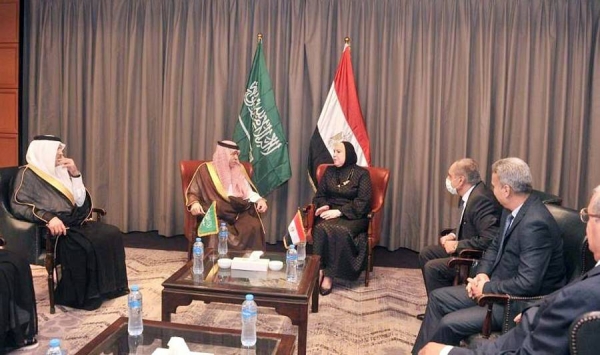 Minister of Commerce and acting Minister of Media of the Kingdom of Saudi Arabia Dr. Majid Bin Abdullah Al-Qasabi met here Monday with a number of Egyptian ministers and senior officials.