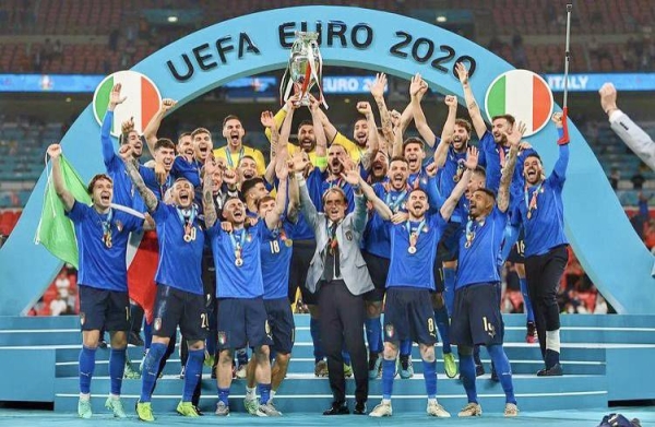 The Italian team jubilates with the Euro 2020 trophy