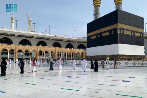 The first batch of pilgrims arrived on Saturday (Dhu Al-Hijjah 7) at the Grand Holy Mosque in Makkah to perform Tawaf Al-Qudum (Tawaf of Arrival) amid huge preparations made by the General Presidency for the Affairs of the Two Holy Mosques.