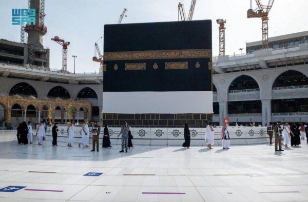 The first batch of pilgrims arrived on Saturday (Dhu Al-Hijjah 7) at the Grand Holy Mosque in Makkah to perform Tawaf Al-Qudum (Tawaf of Arrival) amid huge preparations made by the General Presidency for the Affairs of the Two Holy Mosques.