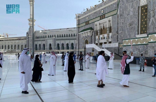 The first batch of pilgrims arrived on Saturday (Dhu Al-Hijjah 7) at the Grand Holy Mosque in Makkah to perform Tawaf Al-Qudum (Tawaf of Arrival) amid huge preparations made by the General Presidency for the Affairs of the Two Holy Mosques.