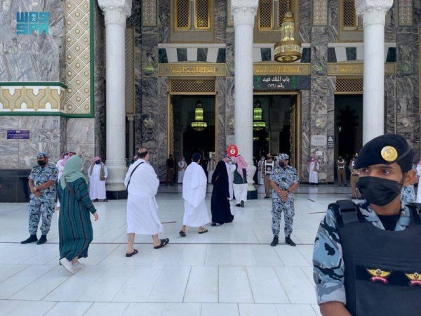 The first batch of pilgrims arrived on Saturday (Dhu Al-Hijjah 7) at the Grand Holy Mosque in Makkah to perform Tawaf Al-Qudum (Tawaf of Arrival) amid huge preparations made by the General Presidency for the Affairs of the Two Holy Mosques.