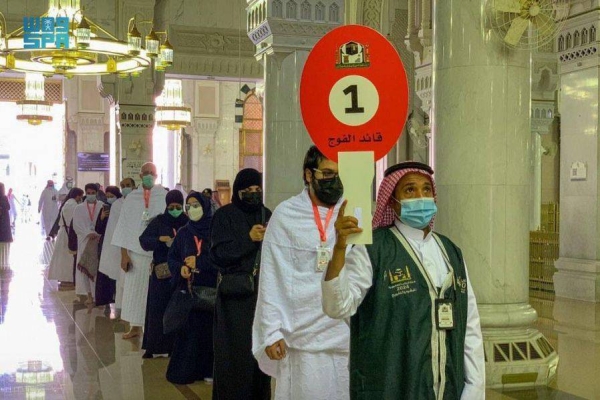 The first batch of pilgrims arrived on Saturday (Dhu Al-Hijjah 7) at the Grand Holy Mosque in Makkah to perform Tawaf Al-Qudum (Tawaf of Arrival) amid huge preparations made by the General Presidency for the Affairs of the Two Holy Mosques.