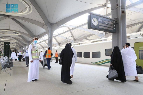 The first batch of pilgrims coming from Jeddah and Madinah by the Haramain High-Speed Railway arrived in Makkah on Saturday (Dhu Al-Hijjah 7), the Saudi Press Agency reported.