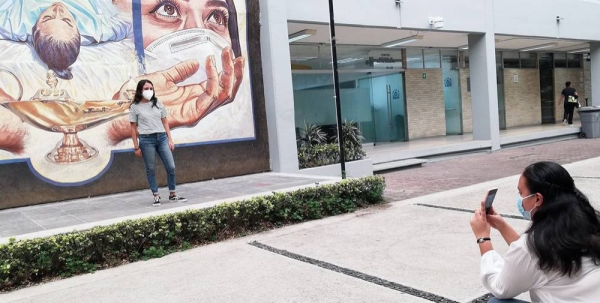 Nursing students posing in front of a mural in Mexico. — courtesy ONU Mexico/Teresita Moreno