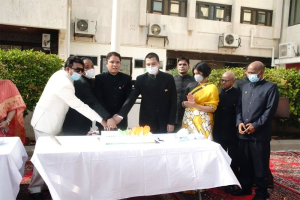 Ambassador Dr. Ausaf Sayeed hoisted the national flag in the Embassy in Riyadh.