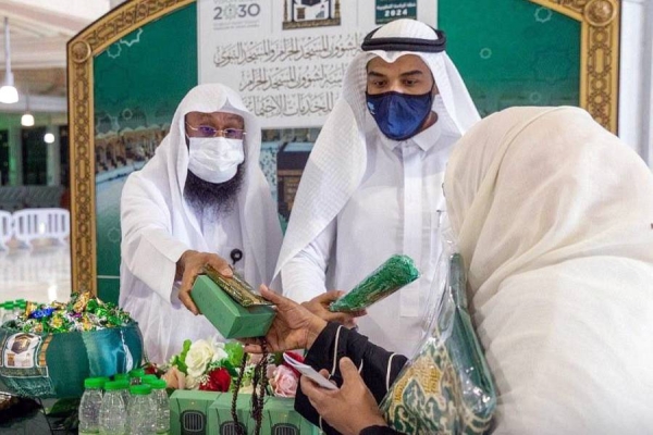 The General Presidency for the Affairs of Two Holy Mosques welcomed and received at the Grand Mosque Umrah performers from outside of Saudi Arabia.