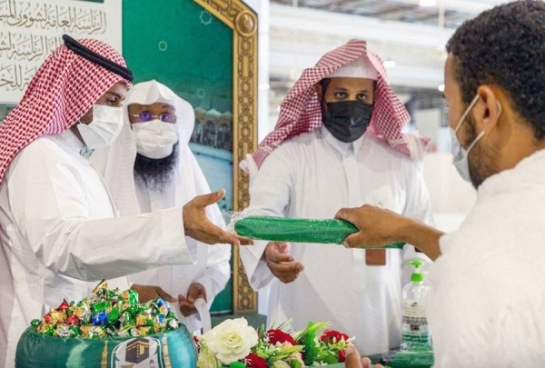 The General Presidency for the Affairs of Two Holy Mosques welcomed and received at the Grand Mosque Umrah performers from outside of Saudi Arabia.