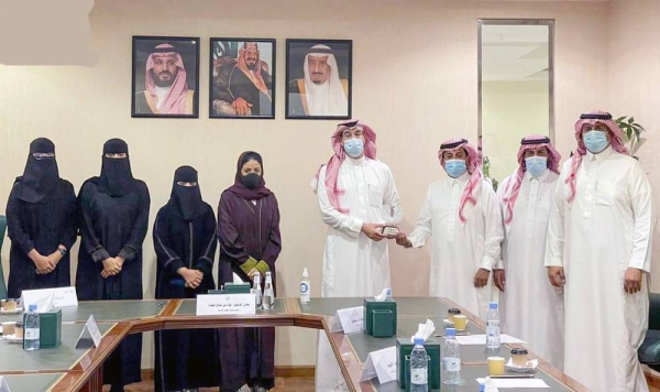 The Human Rights Commission (HRC) President Dr. Awwad Al-Awwad held a meeting with a delegation of a youth group with hearing disability on Monday.