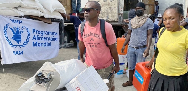 Haitians impacted by the recent earthquake in Les Cayes receive relief supplies for humanitarian agencies. — courtesy WFP/Alexis Masciarelli