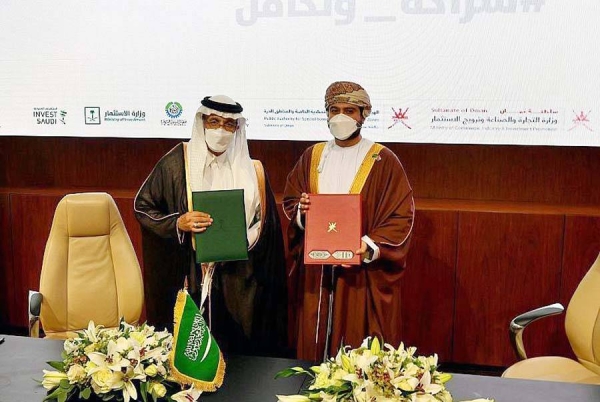 Minister of Investment Eng. Khalid Bin Abdulaziz Al-Falih and Omani Minister of Commerce, Industry and Investment Promotion Qais Bin Mohammed Al-Yousef  signed a memorandum of understanding for cooperation in encouraging investment in Muscat on Monday.